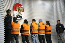 KPK Tahan 5 Tersangka...