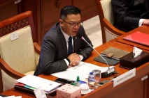 Menteri Luar Negeri...