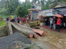 Dua Jembatan Putus Akibat...