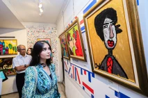 Melihat Pameran Karya...