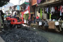 Alat Berat Diterjunkan,...