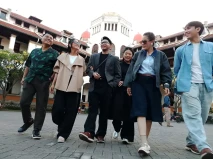 Gaya Influencer Jalan-Jalan...