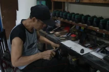 Mengintip Produksi Sepatu...