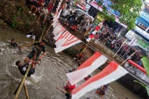 Lomba Pukul Bantal Meriahkan...