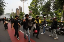 Gas Air Mata Ditembakkan,...