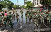 Personel Gabungan Bersihkan...