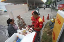 Stok BBM Menipis, Petugas...