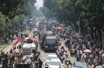 TNI Makin Dihati, Pawai...