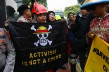Warga Pulau Pari Gelar...