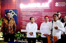 Menteri Hukum Serahkan...