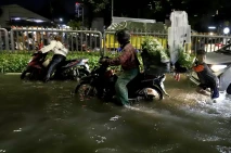 Banjir Lumpuhkan Jalan...