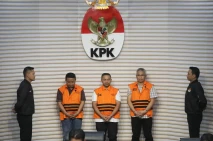 KPK Tahan Gubernur Riau...