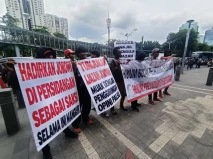 Demonstran Tuntut Jokowi...