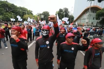 Ratusan Buruh Konvoi...
