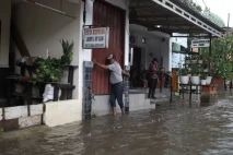 Warga Bertahan di Tengah...