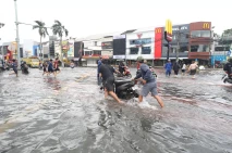 Luapan Sungai Angke...