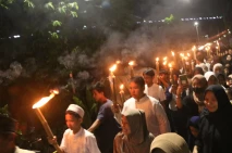 Ratusan Warga Ramaikan...