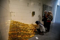 Melihat Pameran CLOSED,...