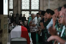 Putra Kedua Pimpin Salat...