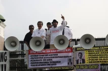 Dipimpin Roy Suryo,...