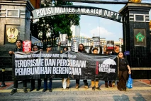 Aktivis Gelar Aksi Damai...