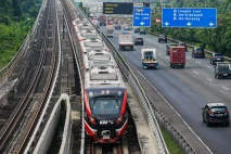 Pengguna LRT Jabodebek...