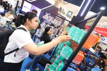 Pengunjung Berburu Promo...