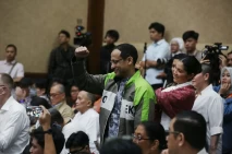 Momen Nadiem Kenakan...
