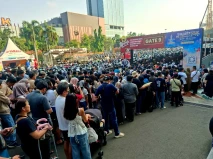 Antrean Panjang Pengunjung...