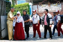 Potret Ayah Antar Sekolah...