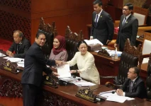 Paripurna DPR Bahas...