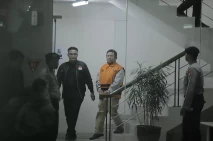 KPK Tahan Bupati Lombok...