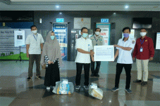 PLN Serahkan Bantuan...