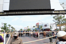 Hari Pertama PSBB, Petugas...