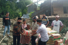 DPRD Tana Toraja Beri...