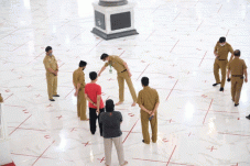 Salat Berjamaah di Masjid...