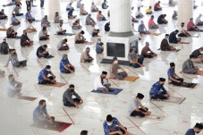 Kembali Gelar Salat...