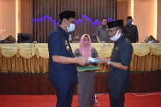 Pemkab Barru Serahkan...