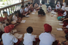 Siswa SD Manfaatkan...