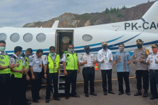Pesawat Mendarat Perdana...