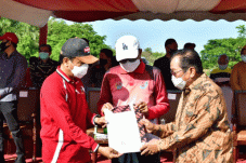 Pemilik Lahan Serahkan...