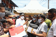 Pj Wali Kota Salurkan...