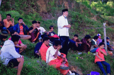 Di Depan Albertus Patarru,...