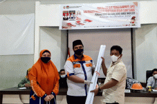 KPU Maros Serahkan Alat...