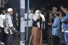 Warga Desa Kaluku dan...