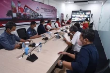 Malam Tahun Baru, Dirut...