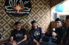 Pekerja Seni dan Guru...
