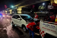 Tabrak Tronton di Tol...