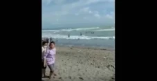 Asyik Berenang di Pantai...