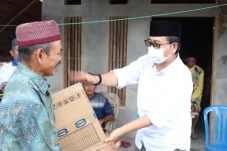 Wakil Bupati Lutra Serahkan...